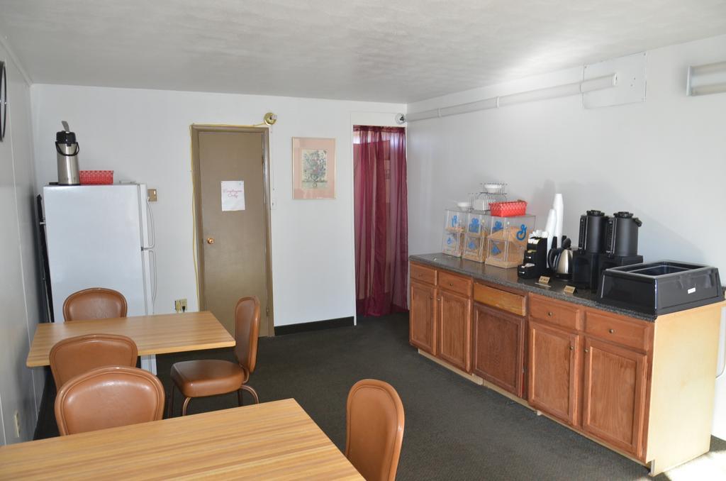 Red Carpet Inn & Suites Ebensburg מראה חיצוני תמונה